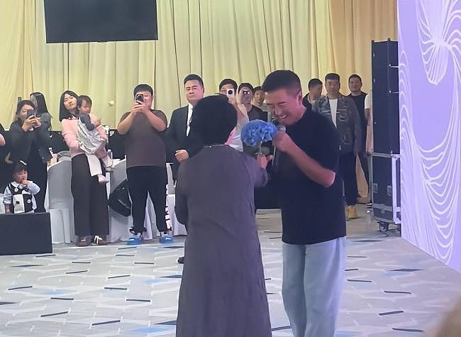 知名女星嫁豪门，30万鲜花铺路，宋祖英朱时茂捧场（组图） - 11