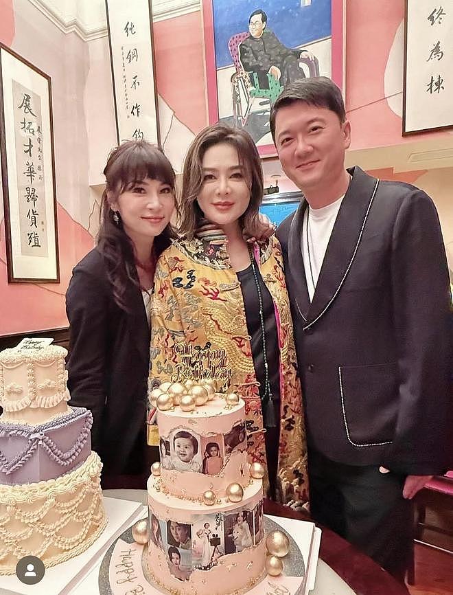 64岁关之琳现身南京眼镜店，打扮优雅不失贵气，与老板娘喝下午茶（组图） - 3