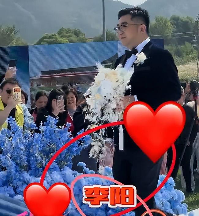 知名女星嫁豪门，30万鲜花铺路，宋祖英朱时茂捧场（组图） - 13