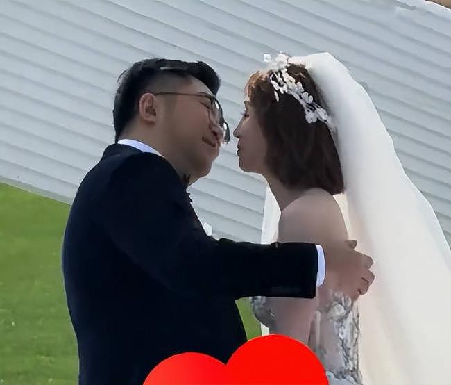 知名女星嫁豪门，30万鲜花铺路，宋祖英朱时茂捧场（组图） - 4