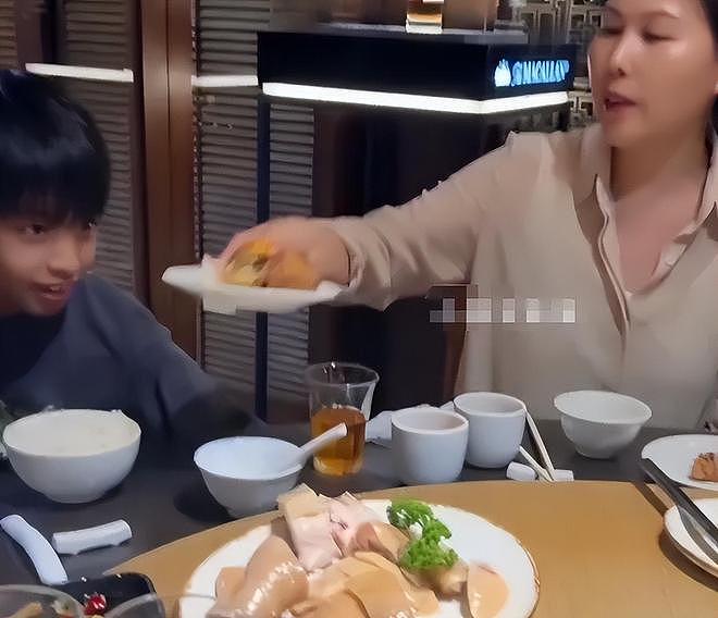 汪小菲晒儿子小箖箖正脸后删视频!像大S又像爸,龅牙迹象明显(组图) - 3