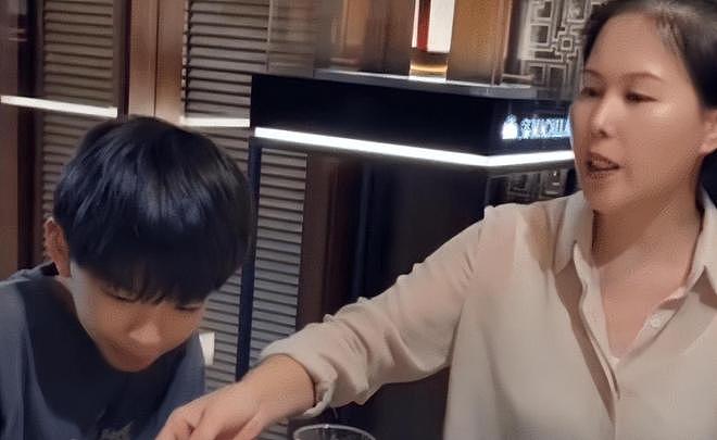 汪小菲晒儿子小箖箖正脸后删视频!像大S又像爸,龅牙迹象明显(组图) - 2