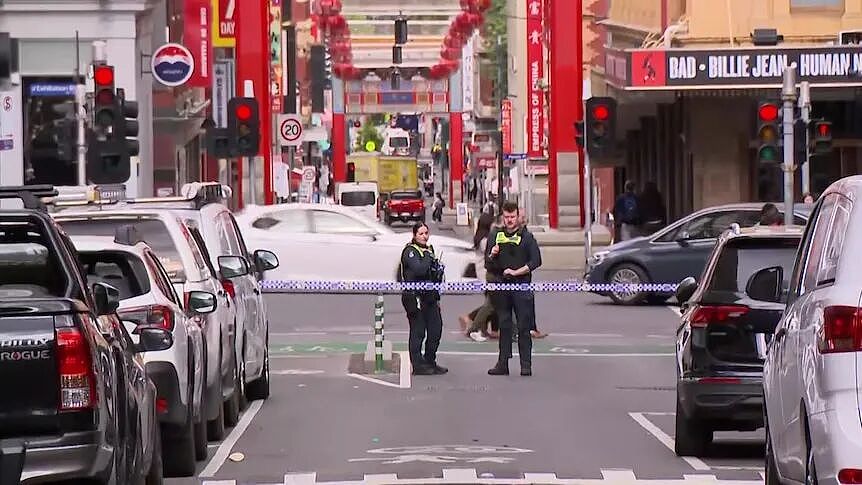 这是一部大片！他老委屈了，抢了一路，今早墨尔本CBD唐人街出现一持枪男子溜街（组图） - 9