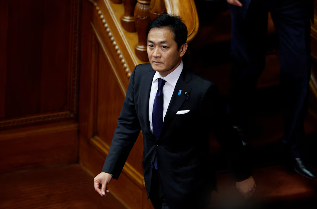日本首相黑马人选翻车！曾被曝婚内出轨写真偶像，还公然将情人带进国会现场（组图） - 6