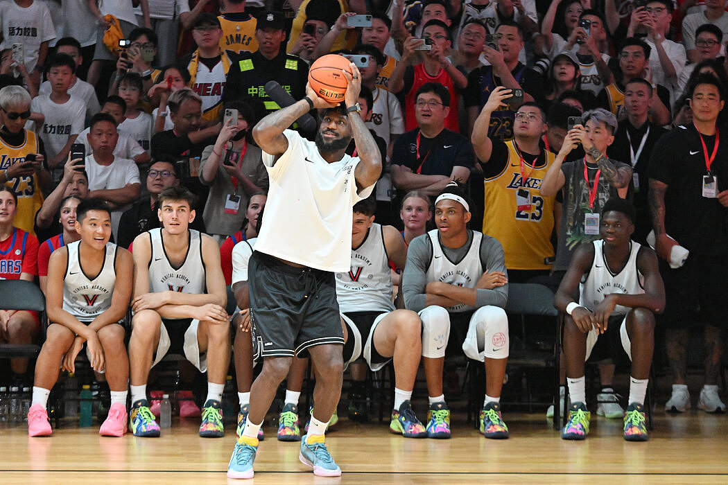 《人民日报》詹姆斯“署名文章”：NBA面临的政治雷区（组图） - 1