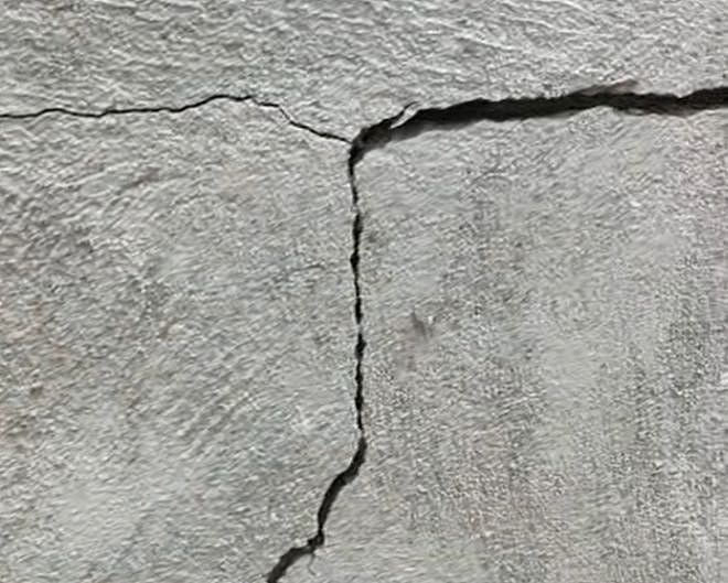 “业主私挖300平地下室致32户开裂”！楼上住户：他们白天用挖机挖，下半夜偷偷把一车车土往外运（组图） - 3