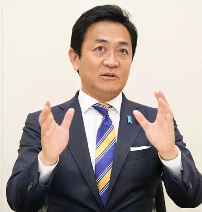 日本首相黑马人选翻车！曾被曝婚内出轨写真偶像，还公然将情人带进国会现场（组图） - 3
