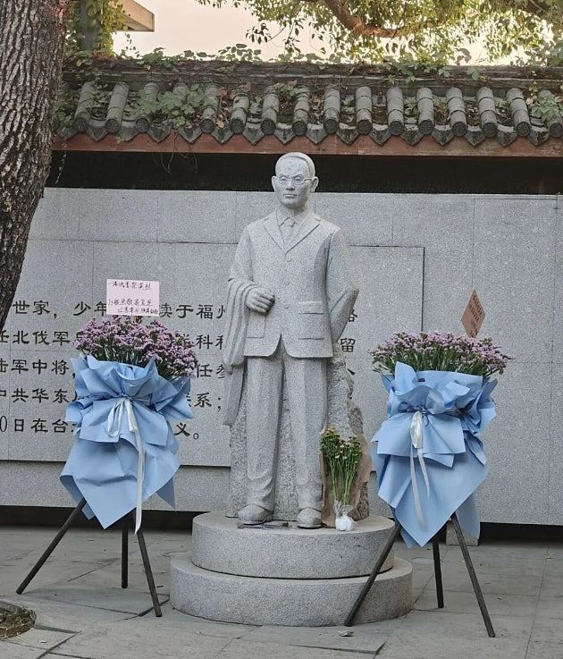 潜台谍战剧热播!游客涌原型吴石将军故居,摆东风导弹照片告慰(组图) - 2