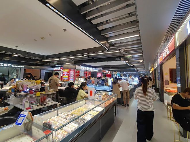热搜第一，金饰克价突破1200元，买100克晚1年多花3万元！网友：真后悔了！年轻人买黄金贴纸，最低仅几十元（组图） - 12