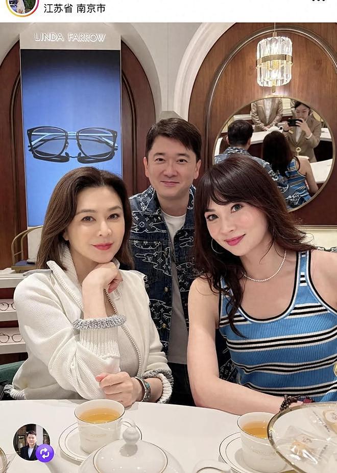 64岁关之琳现身南京眼镜店，打扮优雅不失贵气，与老板娘喝下午茶（组图） - 1