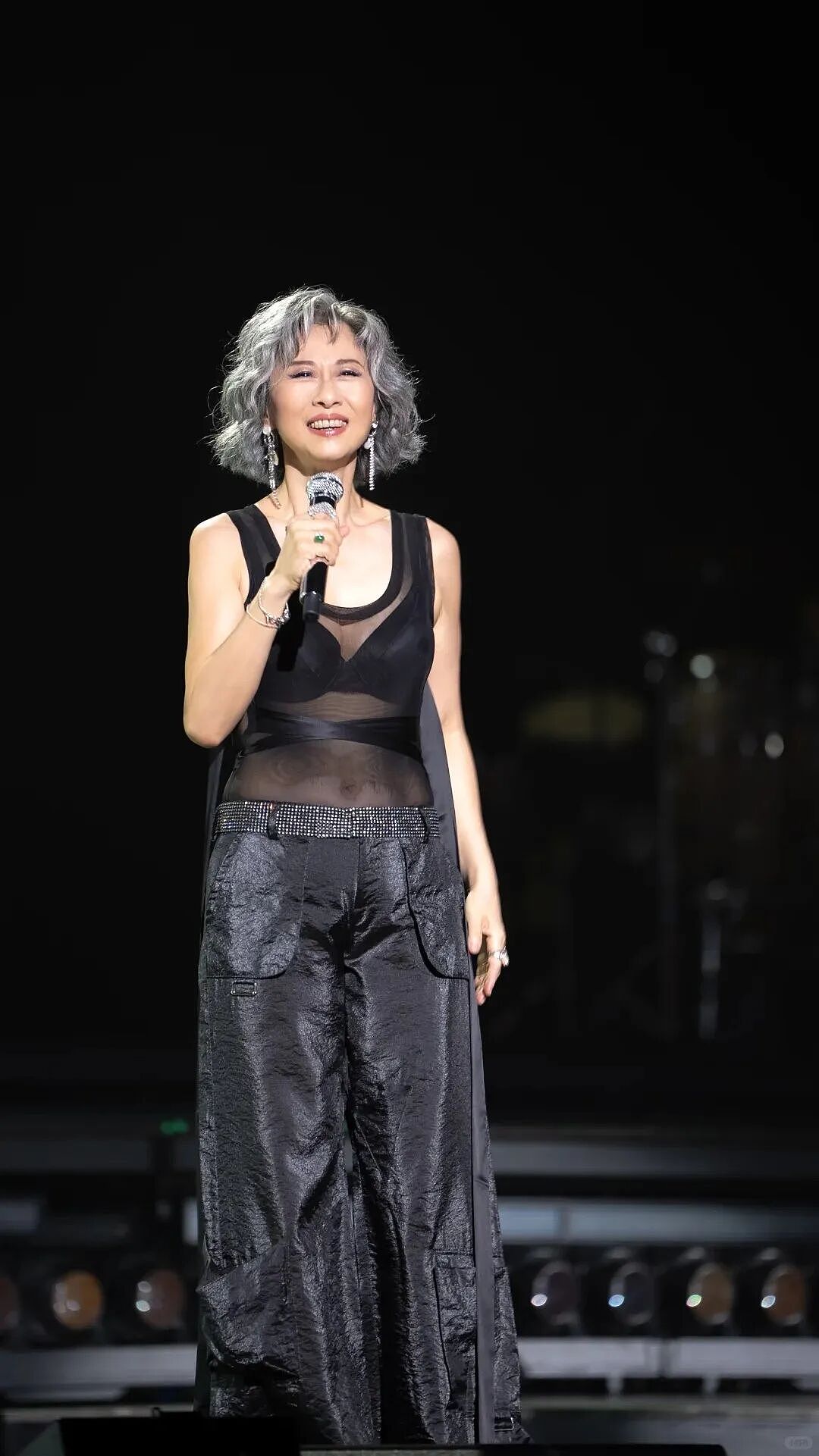 一代天后64岁：穿透视装，劲歌热舞，太顶了！（组图） - 1