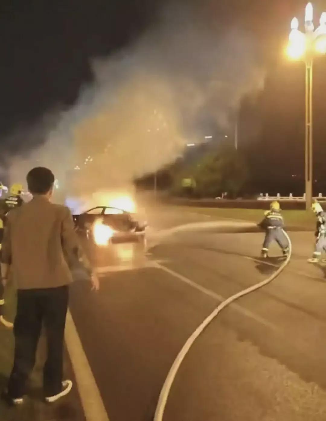 两分钟路人生死抢救：起火的车，拉不开的门（组图） - 2