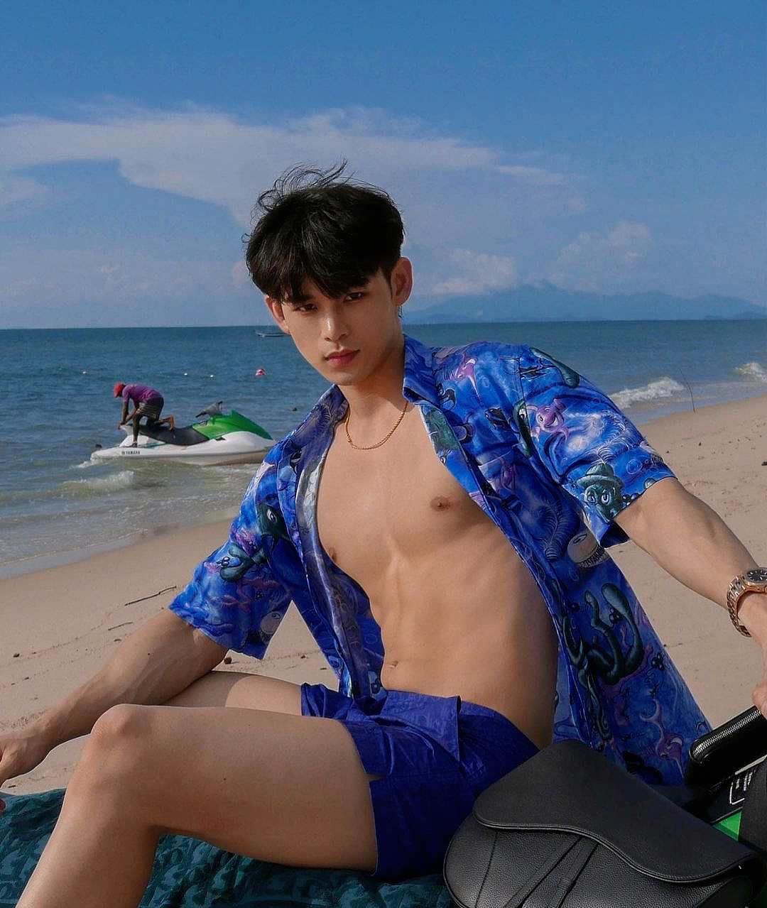 【帅哥】海边发现一枚好看的腹肌小哥哥，穿衣服简直穿在了流量点上（组图） - 7