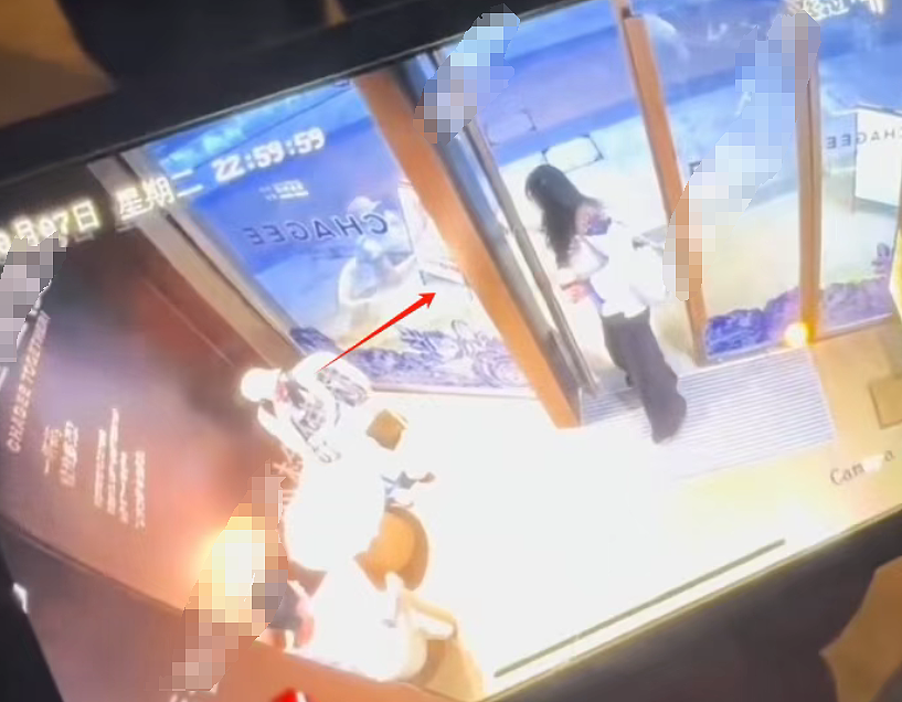 小仙女拿奶茶泼人还嚣张炫耀在日本留学，逃跑被拍长相恶心坏了（视频/组图） - 2