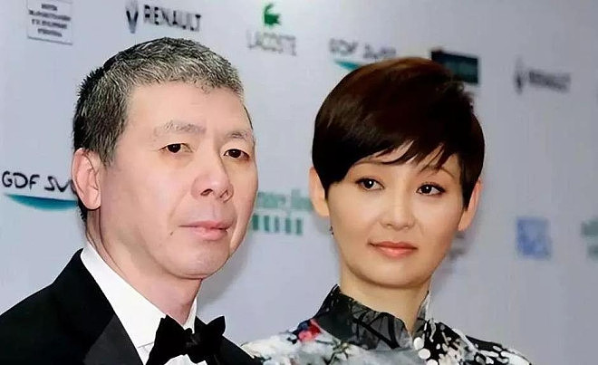 徐帆回应离婚才两月,携女现身片场铺路(组图) - 5