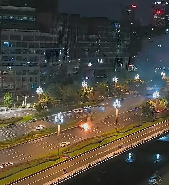 小米汽车直播间遭网暴，仅剩一家门店直播，雷军抖音账号半个月掉粉30万（组图） - 7