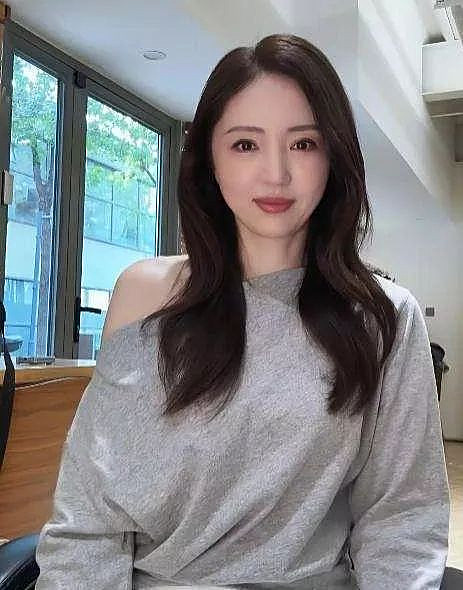 徐帆回应离婚才两月,携女现身片场铺路(组图) - 14