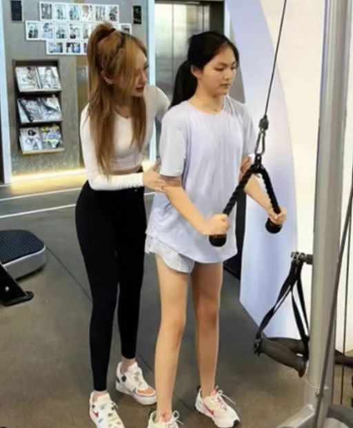 李湘王岳伦一起回国，拎4万手提包，全身照吓到网友：像座山雕（组图） - 24