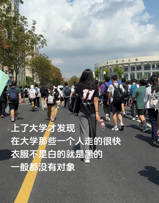 【爆笑】情侣拥抱我从中间过，男的亲到我脸了？网友笑疯：这场面太炸裂！​​​（组图） - 5