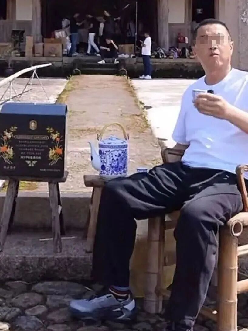 54岁李亚鹏又离婚了！3年婚姻败给现实，再婚后负债累累，居无定所，如今女儿随女方生活！从王菲到海哈金喜，网友：并不意外！（组图） - 7