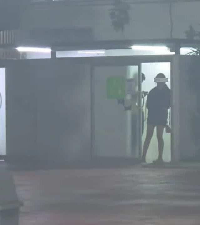 公厕活春宫！男女关门激战，1原因被出卖遭直击拍片，后续尴尬了...（组图） - 3