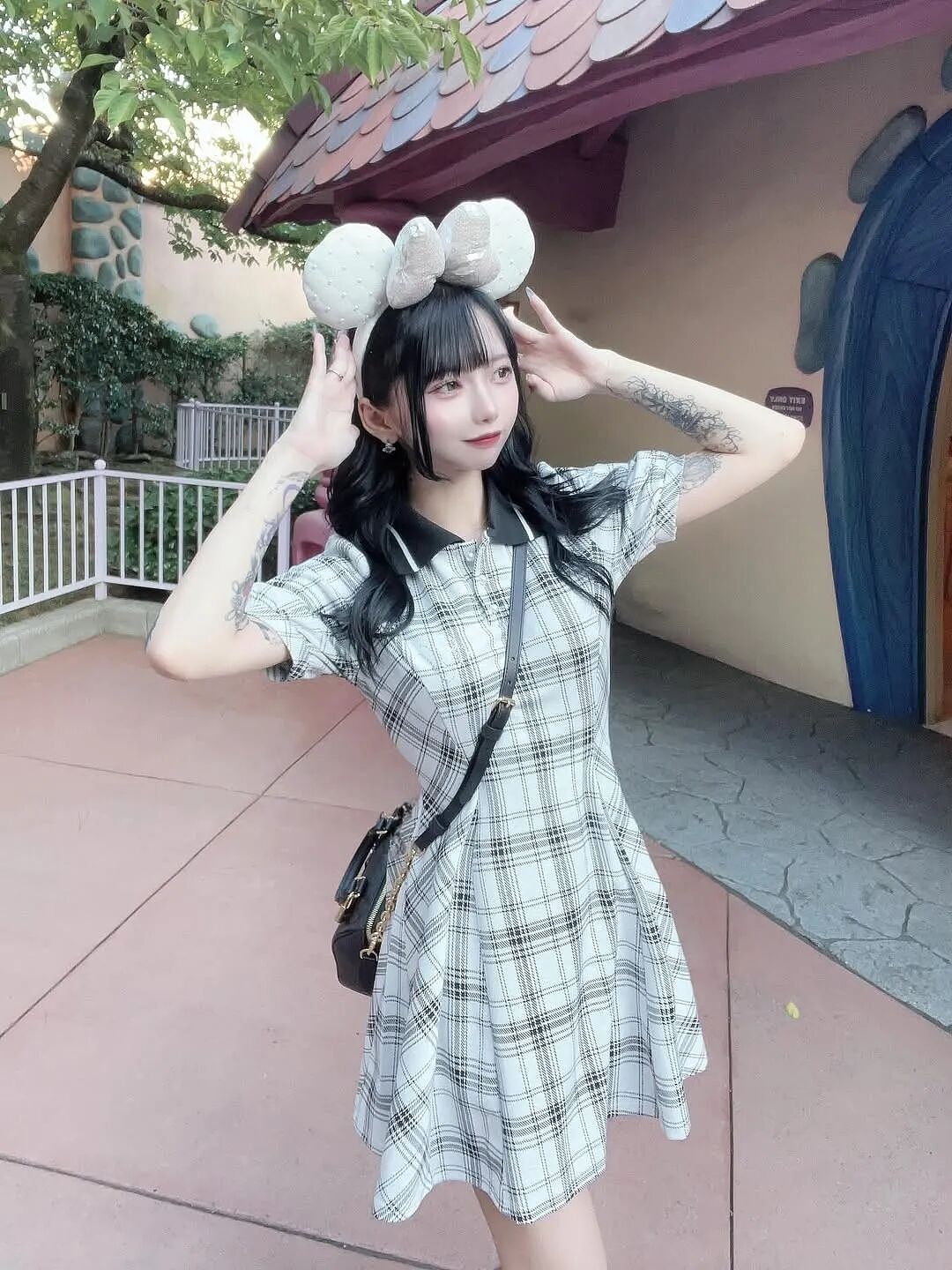 太惨!男粉砸数百万获女偶像“一日约会权”,没想到她带来保镖,是她老公...(组图) - 15