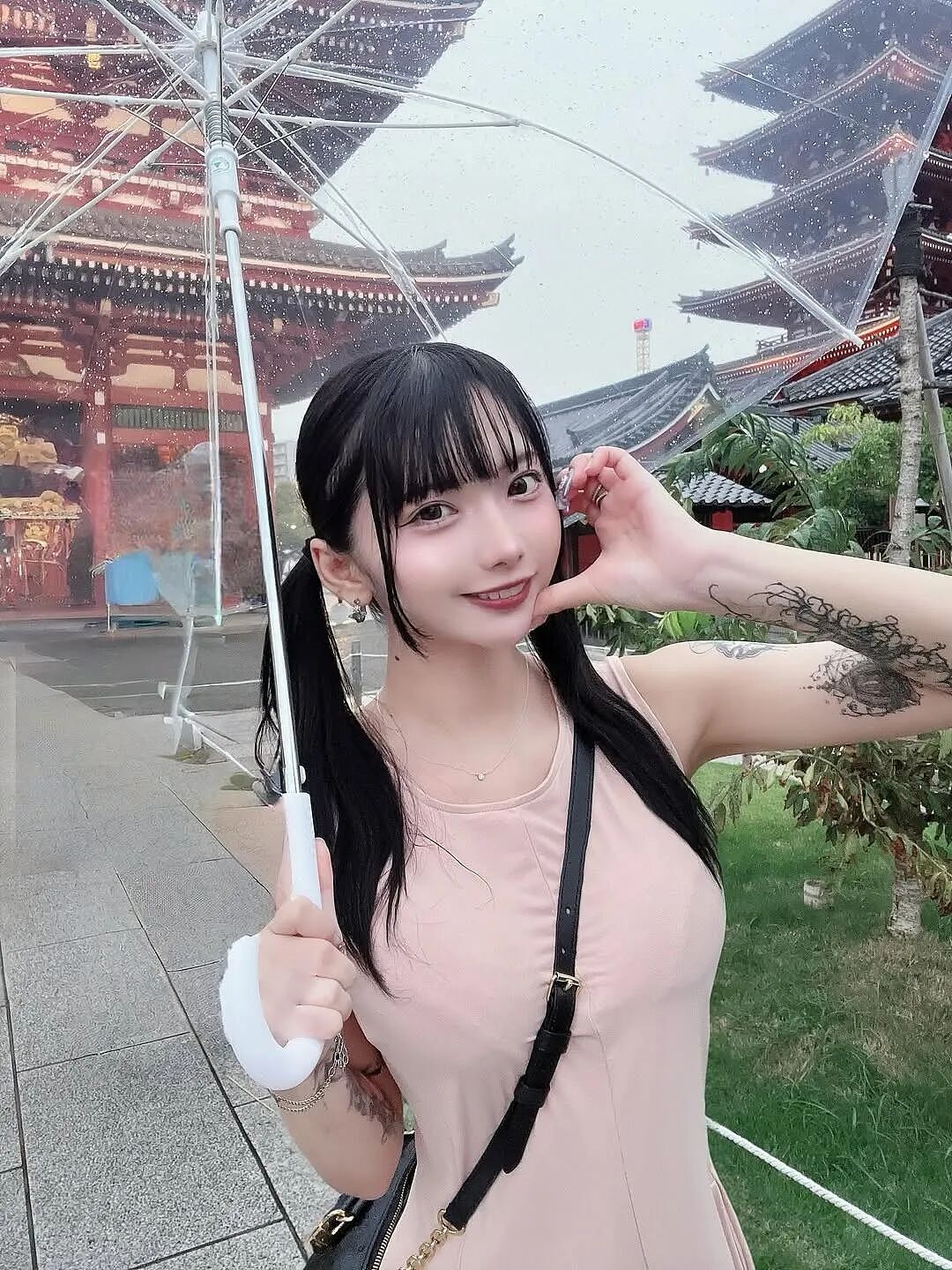 太惨!男粉砸数百万获女偶像“一日约会权”,没想到她带来保镖,是她老公...(组图) - 2
