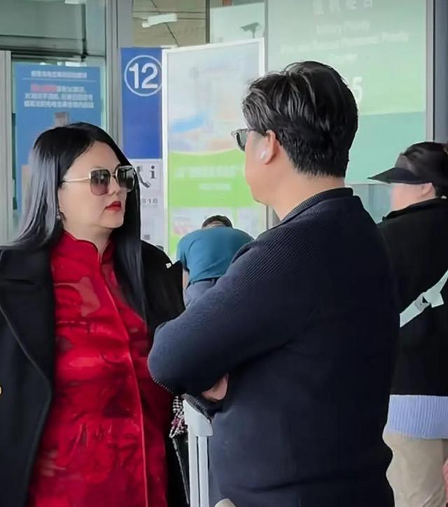 回国大变样,李湘180斤胖成洪晃,前夫像助理,机场生图引争议(组图) - 6
