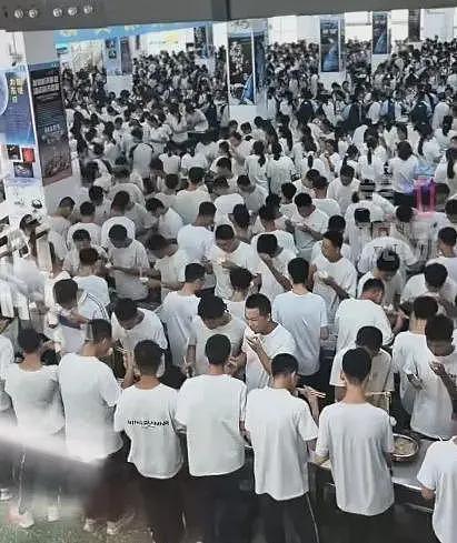 用“流水线”投喂孩子的小学，被网友骂惨了（组图） - 11