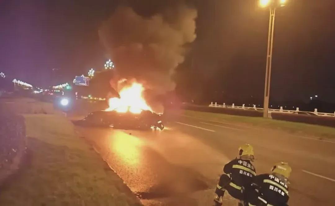 两分钟路人生死抢救：起火的车，拉不开的门（组图） - 1