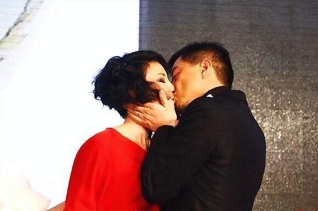 无房无存款，娃要自己养！嫁给大19岁的李亚鹏，海哈金喜亏死了（组图） - 18