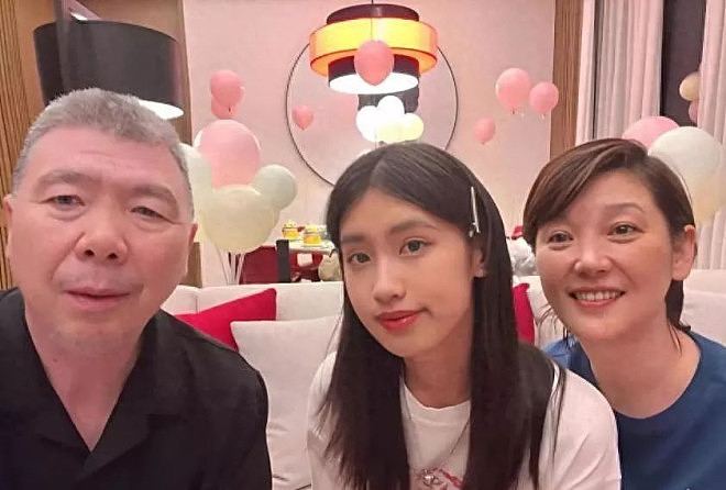 徐帆回应离婚才两月,携女现身片场铺路(组图) - 1