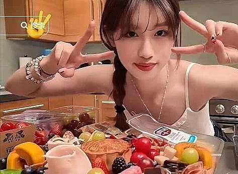 徐帆回应离婚才两月,携女现身片场铺路(组图) - 12