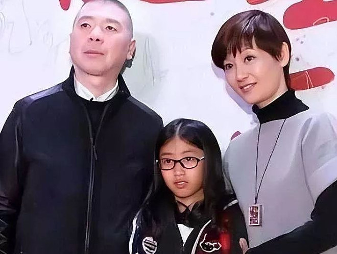 徐帆回应离婚才两月,携女现身片场铺路(组图) - 8