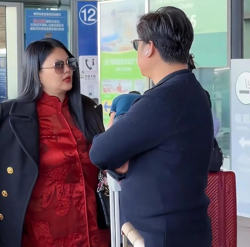 49岁李湘机场照体重失控,网友调侃像一座山,年轻时美若天仙(组图) - 3