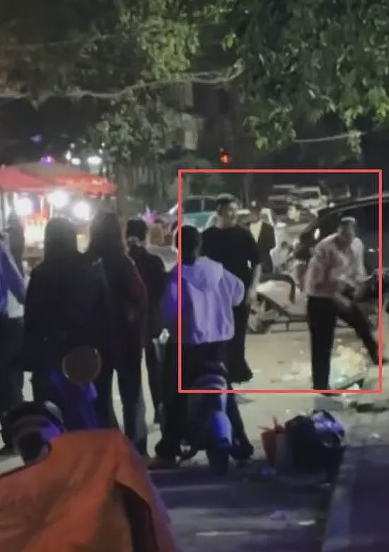 男生公厕用皮带抽打女友下半身引围观，20分钟哀嚎视频流出现场太混乱（视频/组图） - 6