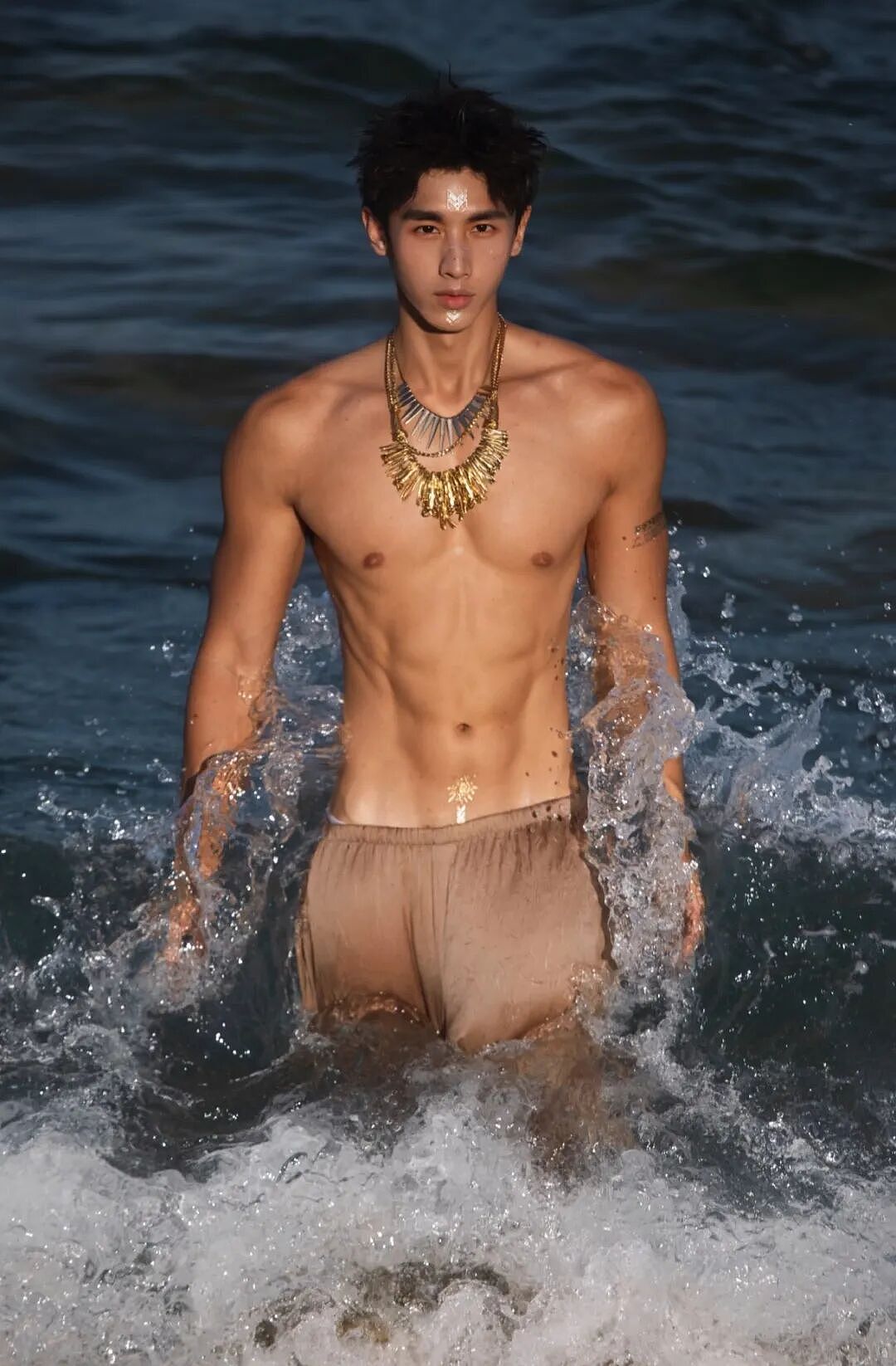 【帅哥】185海边黑皮肌肉男沙滩性感写真,野蛮诱惑,性感十足....(组图) - 4