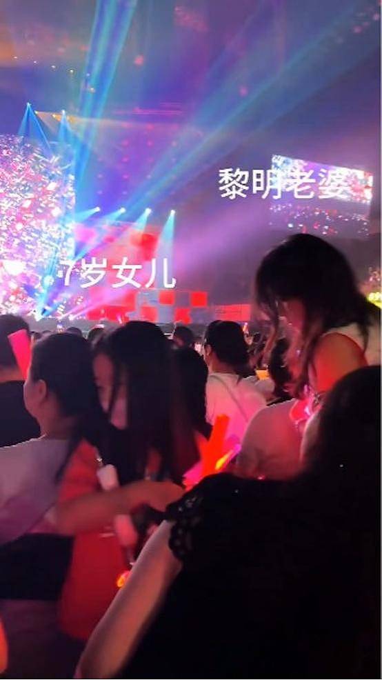 香港知名天王7岁女儿罕现身,其妻子目露凶光(组图) - 3