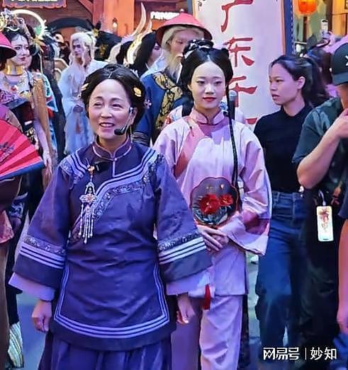 62岁“石榴姐”苑琼丹近况曝光，生图下人老皮松，木偶纹好抢镜（组图） - 7