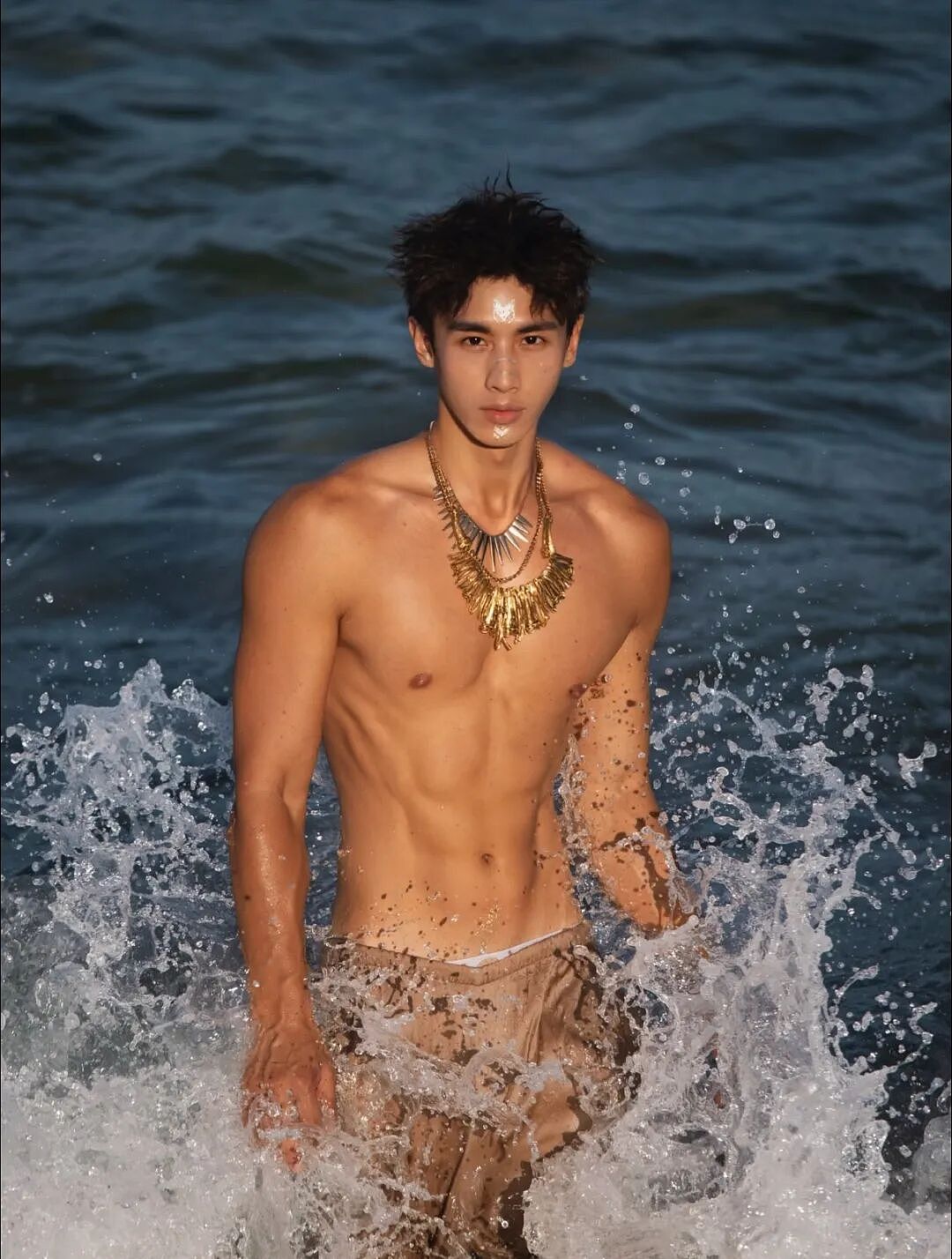 【帅哥】185海边黑皮肌肉男沙滩性感写真,野蛮诱惑,性感十足....(组图) - 6