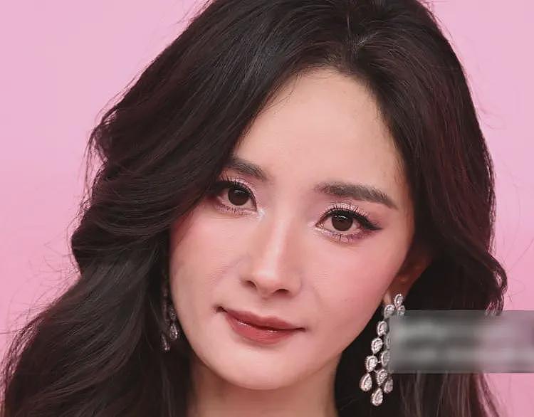 杨幂大秀生图好真实!初老痕迹明显,网友感叹别营销少女感审美了(组图) - 8