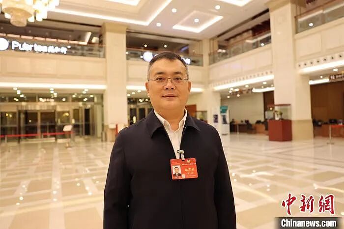 79岁曹德旺提前辞去董事长职务！儿子曹晖接任（组图） - 3