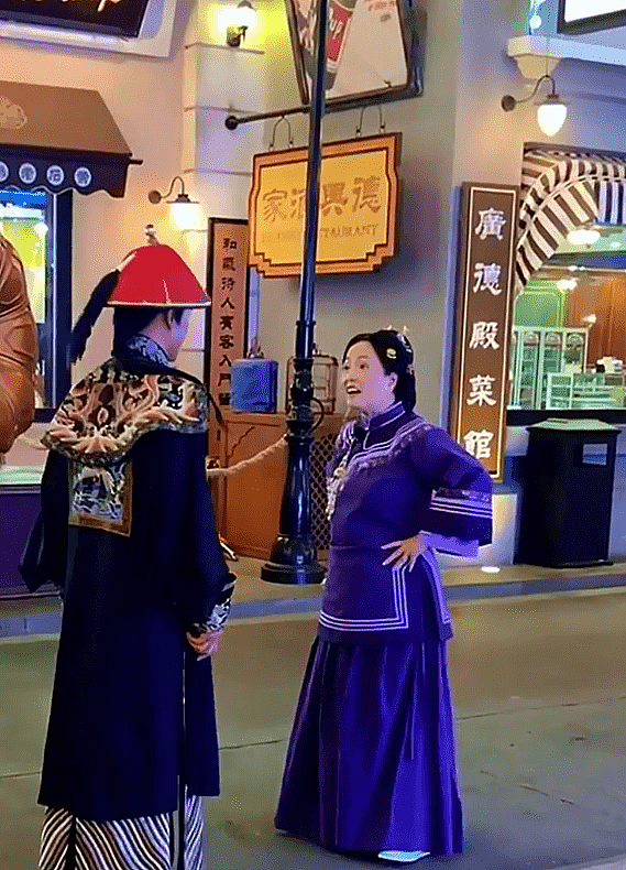 老戏骨再就业：苑琼丹广东景区“打工”，带游客一起唱经典粤语歌视频曝（视频/组图） - 3