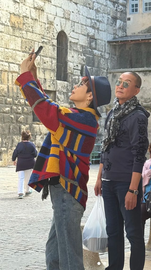 63岁吴刚与家人国外度假，穿LV外套一身名牌，比儿子吴羽卿还时髦（组图） - 7