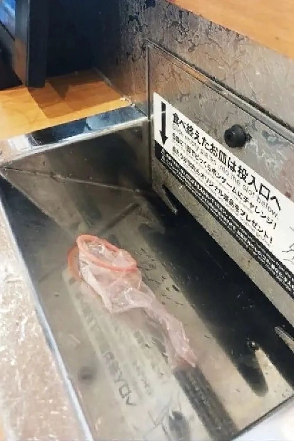 寿司恐怖分子又出动！舔酱油瓶、摸寿司又放回...上次赔了6700万，不长记性？（组图） - 10
