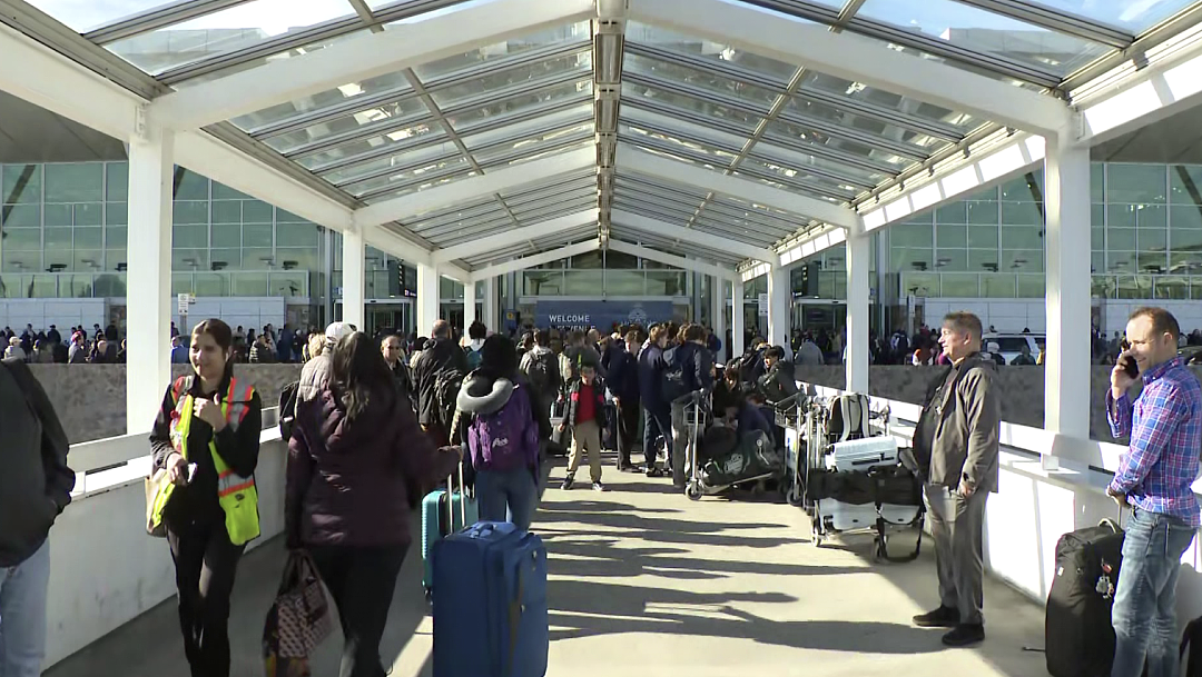 温哥华机场出事，数百旅客仓皇逃命，华人吓坏！客机惊传“爆炸”，高空急坠2万尺（组图） - 3