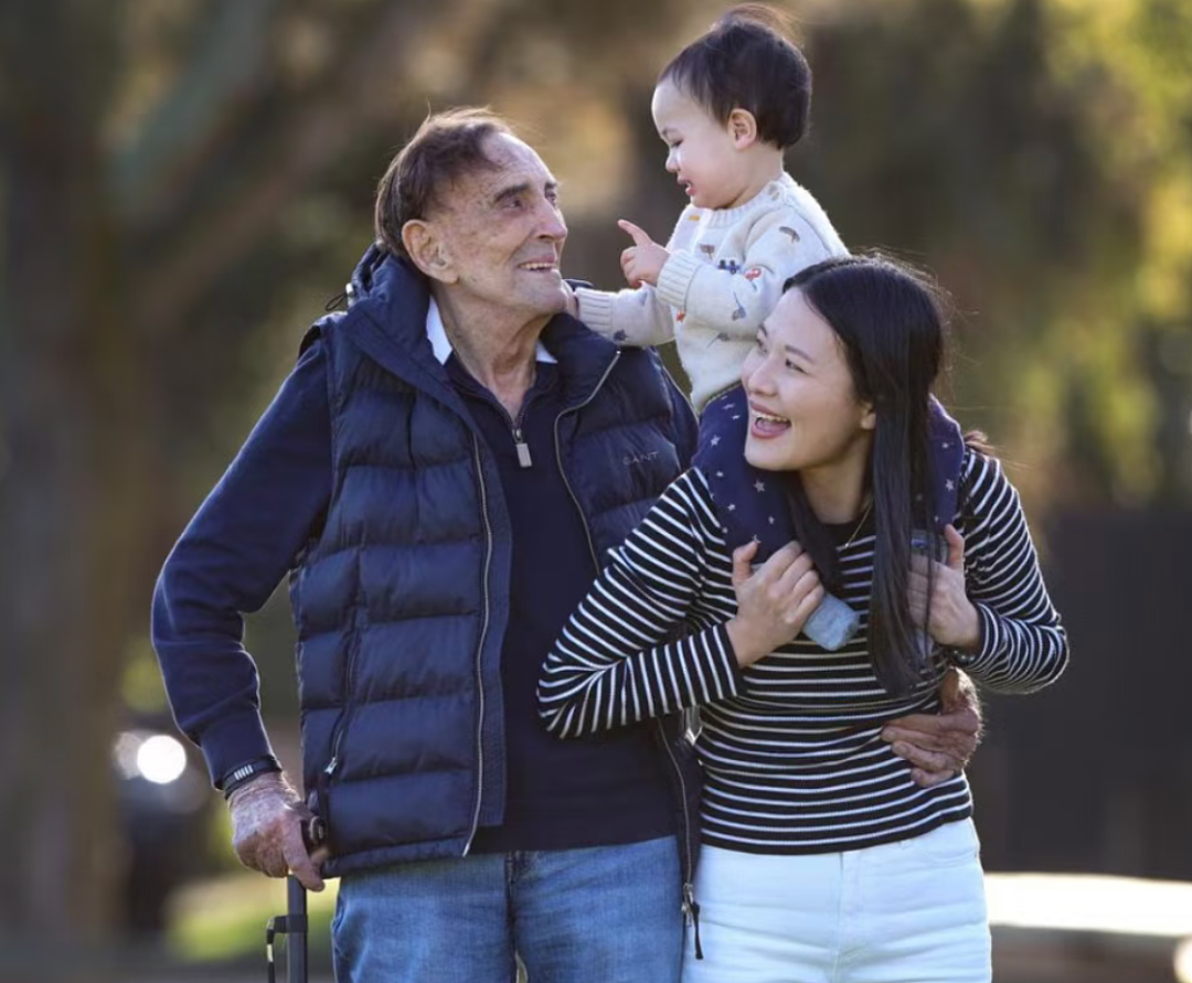 澳洲93岁大爷再当爹，妻子年仅37岁，准备再活20年见证孩子成长？网友们惊呆了...（组图） - 10