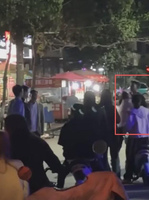 男生公厕用皮带抽打女友下半身引围观，20分钟哀嚎视频流出现场太混乱（视频/组图） - 11