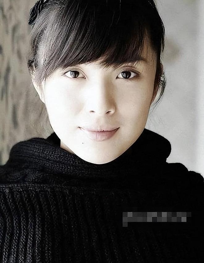 她26岁成双料影后，二婚嫁靳东高龄生下两子，今48岁美得自信从容（组图） - 4
