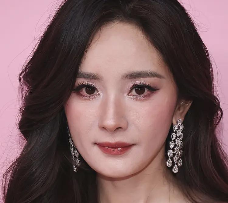 杨幂大秀生图好真实!初老痕迹明显,网友感叹别营销少女感审美了(组图) - 7